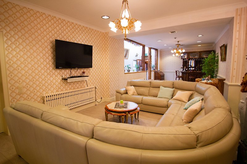 Salon moderne avec mobilier confortable et télévision.