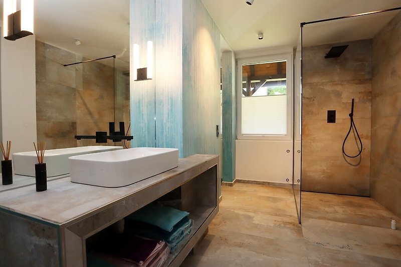 Moderne Badezimmerausstattung mit stilvollem Design und hochwertigen Armaturen.