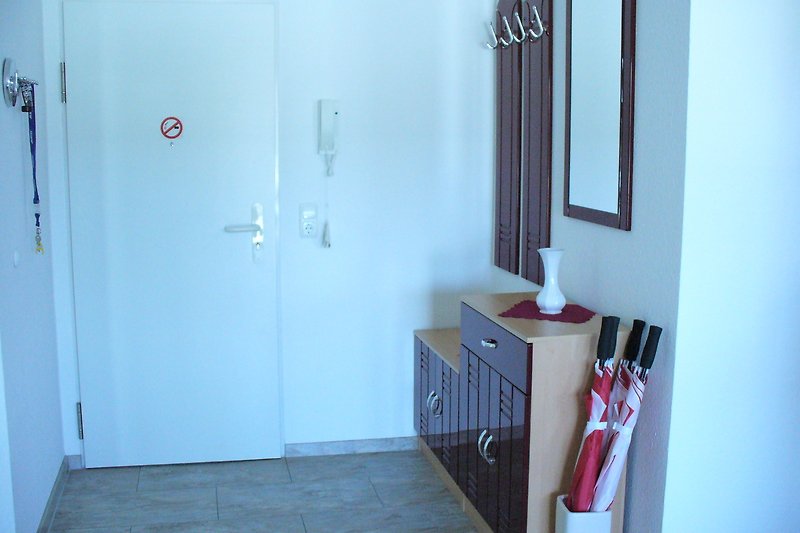 Eingangsbereich mit Garderobe, Schuhschränke, Spiegel und 4 Stockschirme zum Gebrauch
