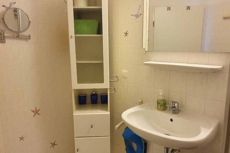 Mit drehbaren Badhochschrank, großer Spiegelfläche auf der Rückseite, ein Fön, Kosmetikspiegel und Kinder-WC-Brille