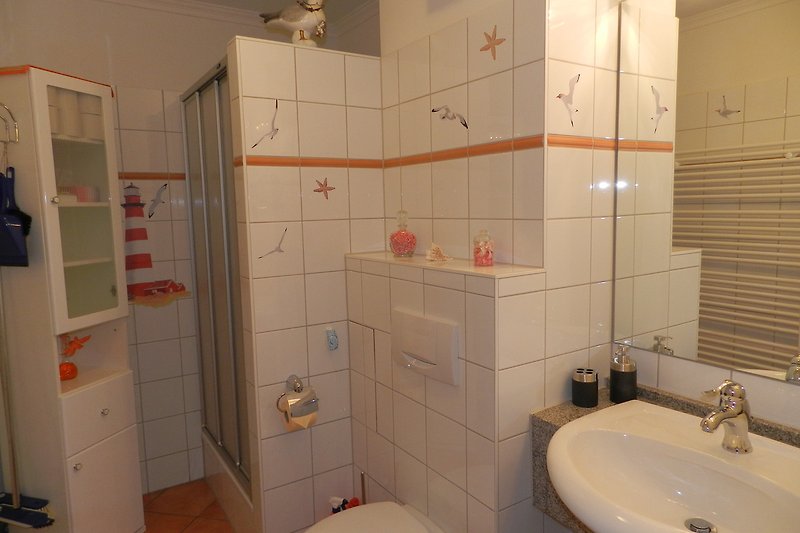 Unser Duschbad - mit drehbarem Hochdrehschrank/große Spiegelfläche, Fön, Kosmetikspiegel, Waschbecken und WC