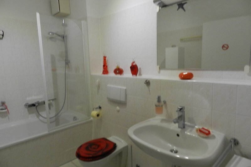 Das Wannenbad -> mit Duschvorrichtung + ausklappbarer Glaswand, 2 Badschränke und ausreichend Staufläche