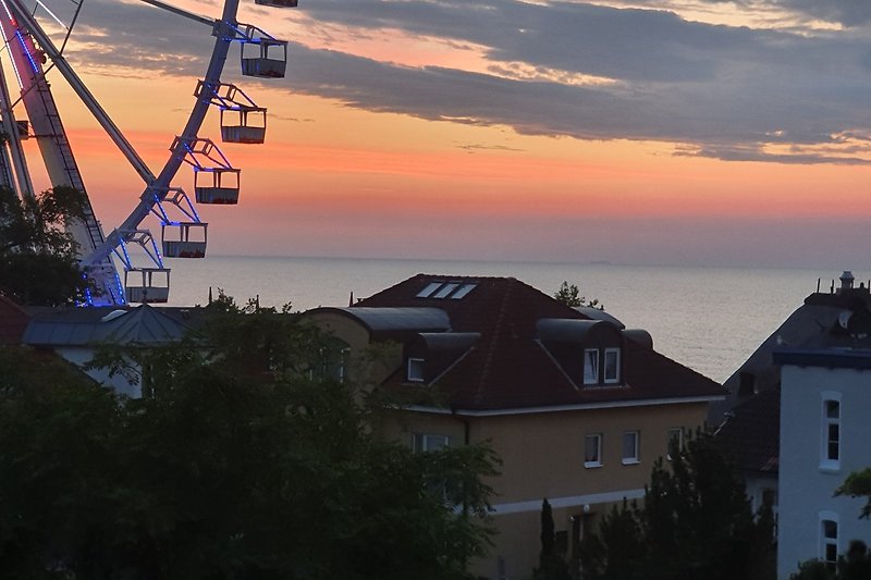 Blick vom Balkon am Abend - mit Riesenrad, welches sich in den Sommermonaten auf dem Baltic-Platz befindet.