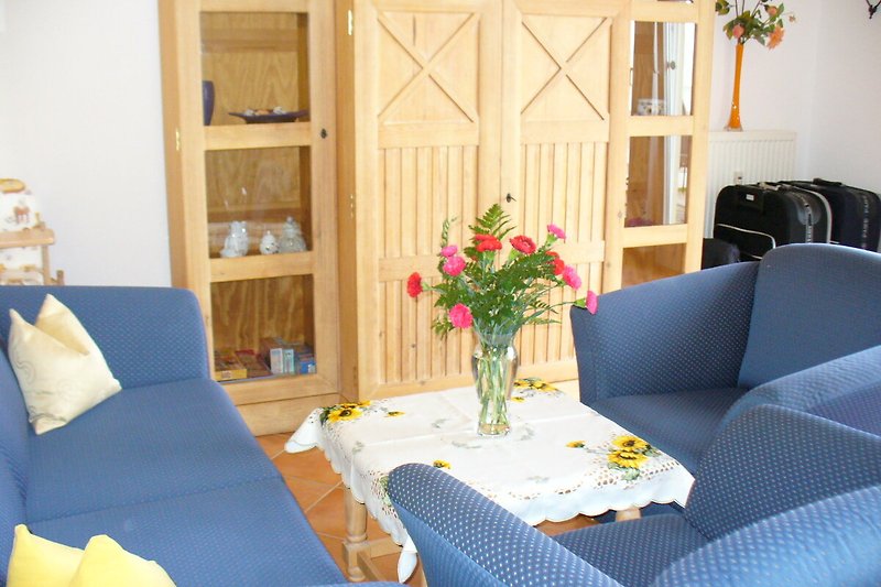 Wohnbereich mit hochwertiger Einrichtung - bequeme Couch, Tisch und 2 Sessel