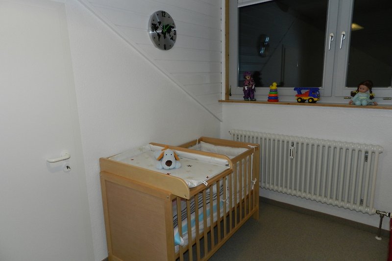 Kinderbett 70 x 140cm - mit Wickelauflage, nur für Kinder bis 3 Jahre
