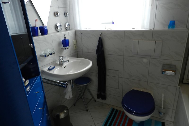 Wannenbad mit Waschbecken, Kosmetikspiegel, drehbaren Badhochschrank, Fön und Kinder WC-Brille