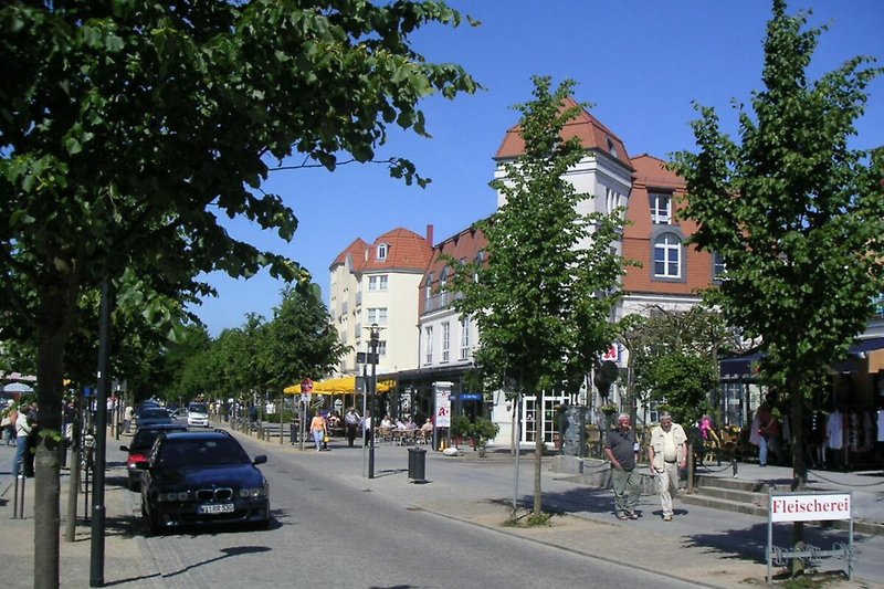 Hermannstraße Kühlungsborn - umgeben von Einkaufsmöglichkeiten und lokalen Einrichtungen