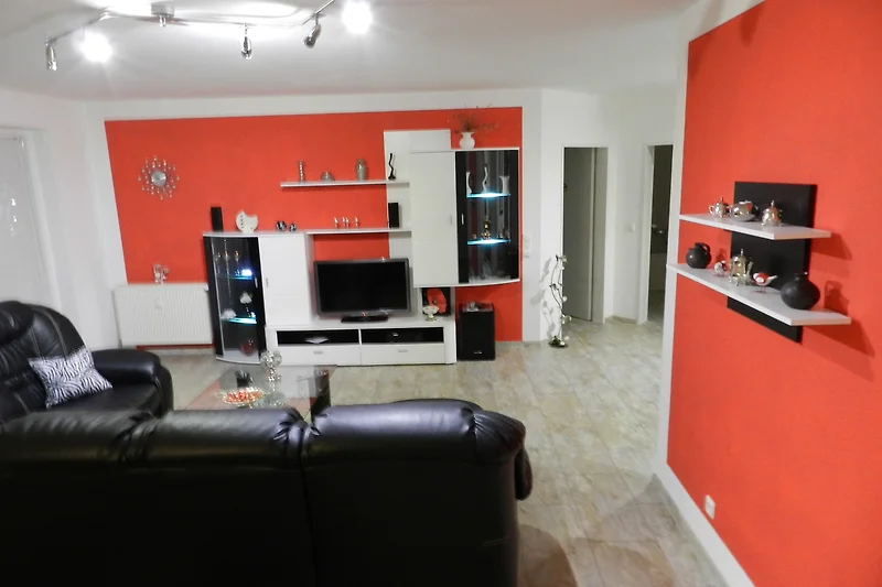 Verlichte woonwand met TV, CD-speler + ongeveer 50 films, evenals een hoogwaardig Dolby Surround-systeem.