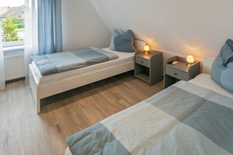 Gemütliches Schlafzimmer mit 2 bequemen Einzelbetten und Smart-TV