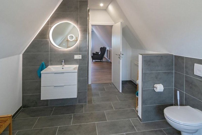 Stilvolles Badezimmer mit Holzwaschbecken, Fliesen und elegantem Design.
