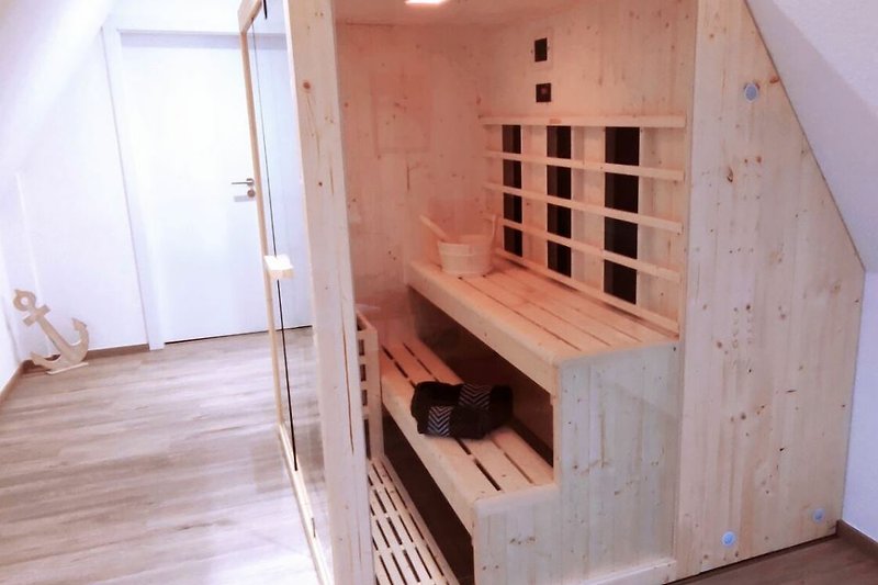 Sauna Infrarot und finnisch möglich für bis zu 2 Personen. Inkl. Radio ( auch Bluetooth ) und Farblicht