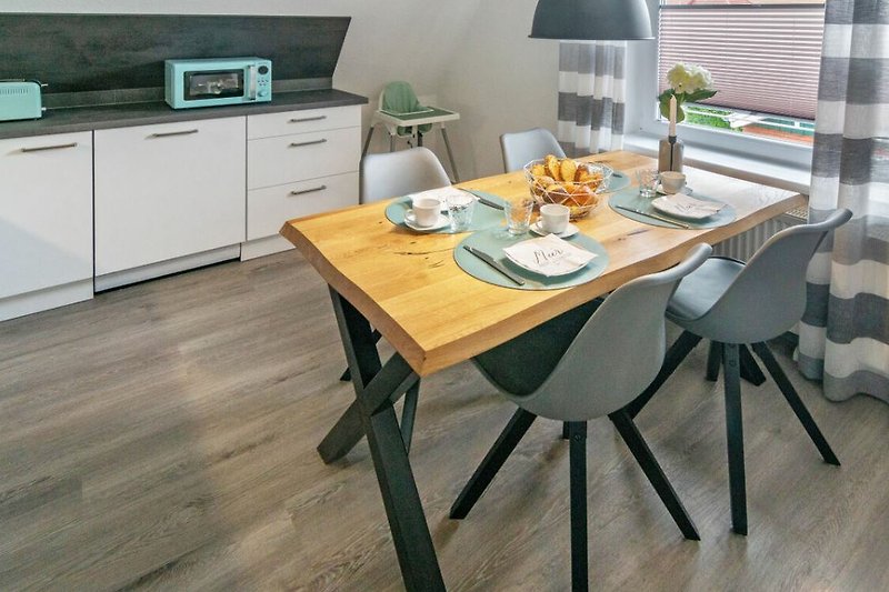 Stilvolle Küche mit elegantem Mobiliar und modernen Geräten.