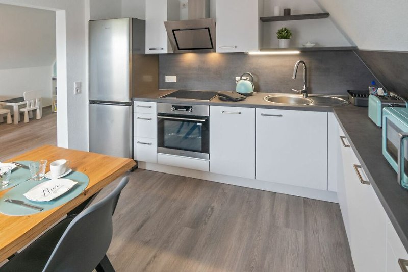 Stilvolle Küche mit hochwertigen Möbeln und modernen Geräten.