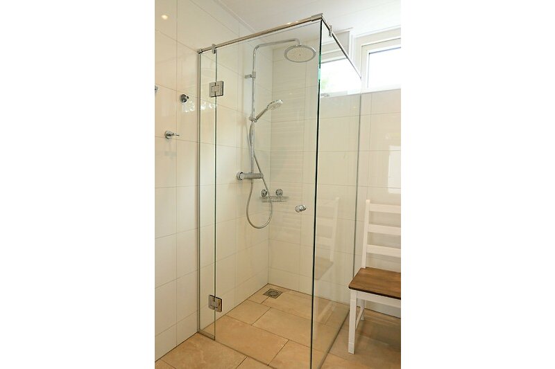 Moderne badkamer met glazen douchewand en stijlvolle armaturen.