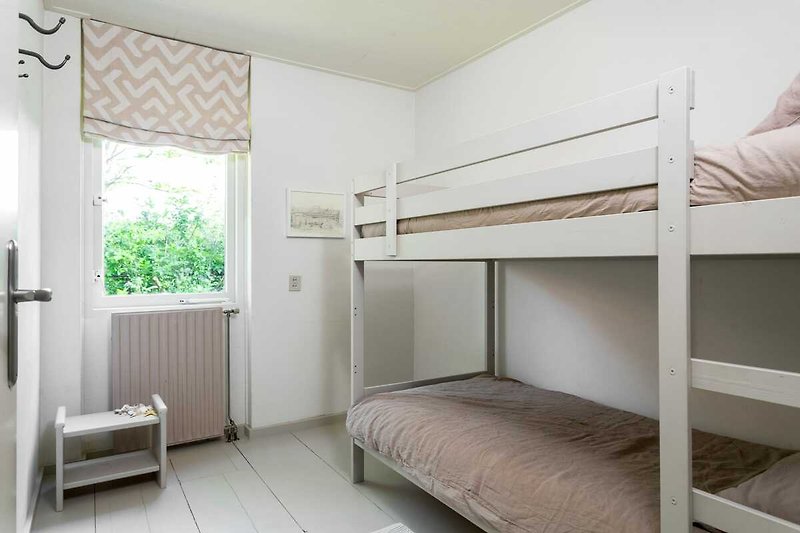 Comfortabele slaapkamer met houten meubels en een gezellig bedframe.