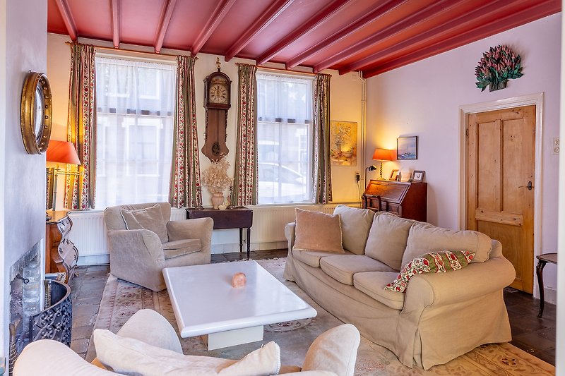 Een prachtig ingerichte woonkamer met comfortabele meubels en sfeervolle verlichting.