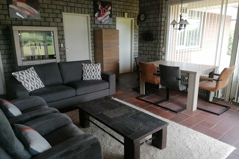 Een stijlvolle woonkamer met comfortabele meubels en een houten vloer.