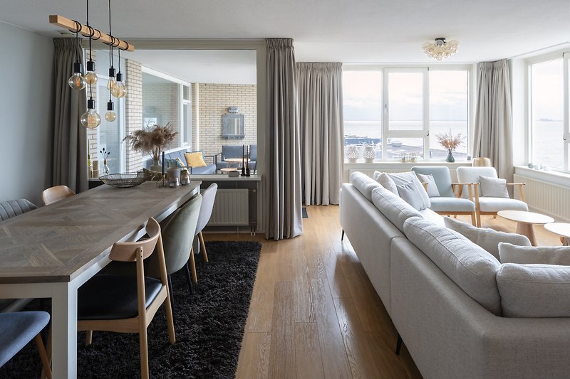Helle Wohnung mit stilvollen Möbeln und gemütlicher Dekoration.