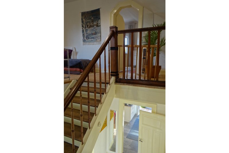 Treppe zum Wohnraum oben und Zugang zum Schlafzimmer