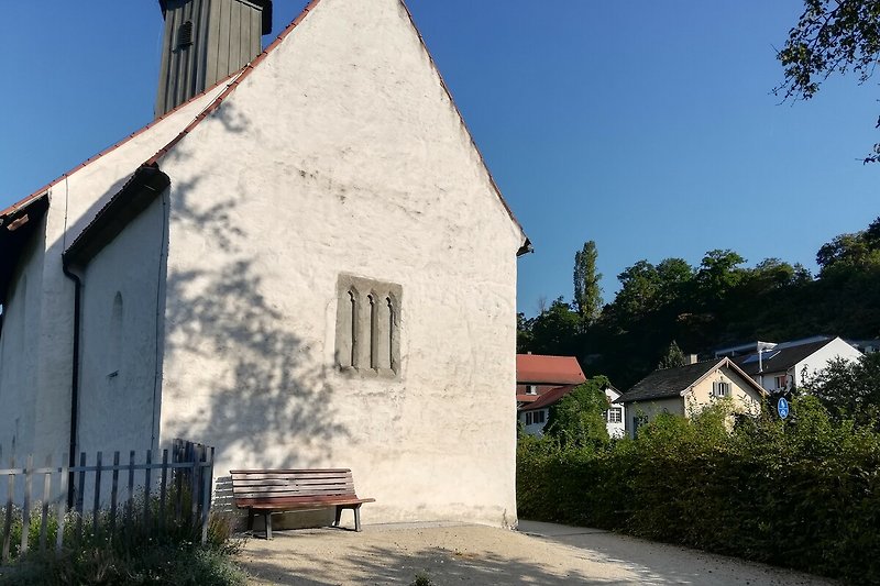 Kapelle mit Bahnwärterhaus.