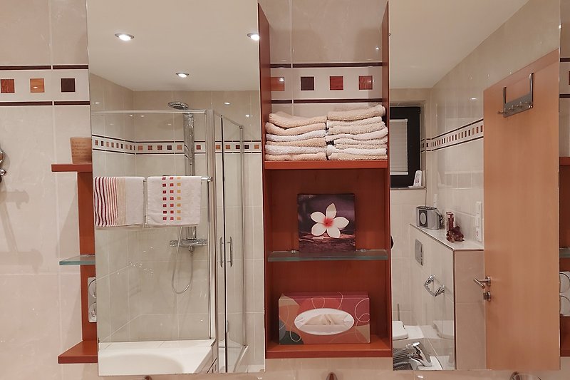 Schöner zweitüriger Badspiegel im eleganten Design.