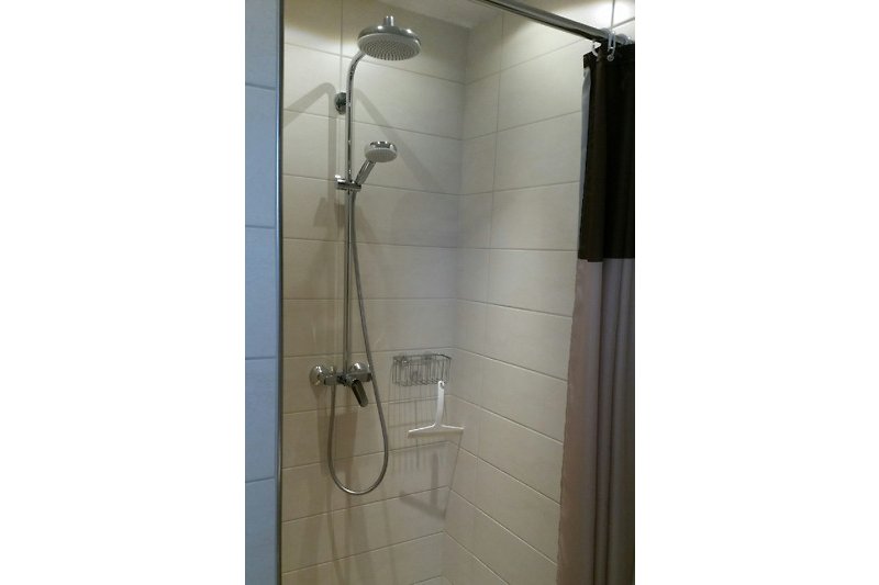 Modernes Badezimmer mit begehbarer Dusche und Hocker