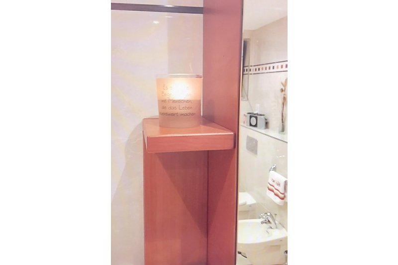 Schönes Badezimmer mit dekorativem Flair.