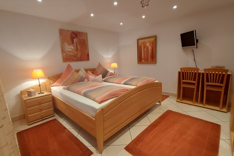 Gemütliches Schlafzimmer mit bequemem Bett (2x2 m) und Topperauflage (neu)