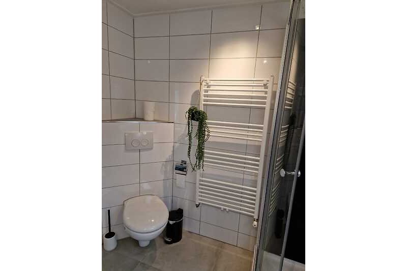 Modernes Badezimmer mit luxuriöser Ausstattung.