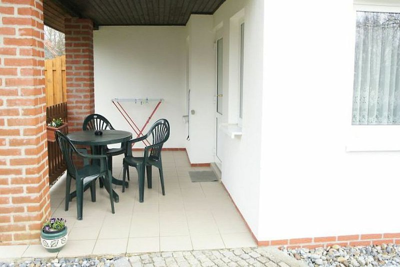 Terrasse mit Gartenmöbel .