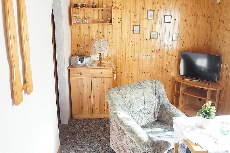 Gemütliches Wohnzimmer mit Holzmöbeln .