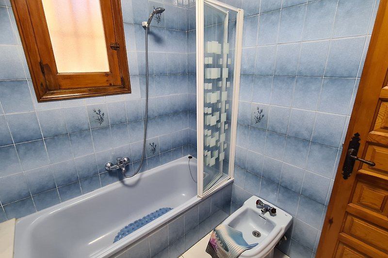 Schönes Badezimmer mit lila Akzenten, Holzboden und modernen Armaturen.