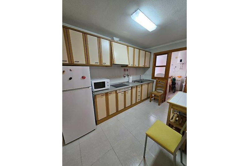 Küche mit Zugang zum Wasch-/Abstell-/Vorratsraum