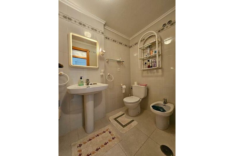 Badezimmer mit Waschtisch, WC und Bidet