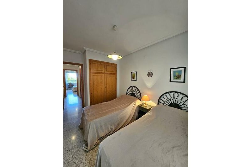 Schlafzimmer (2) mit Wandschrank