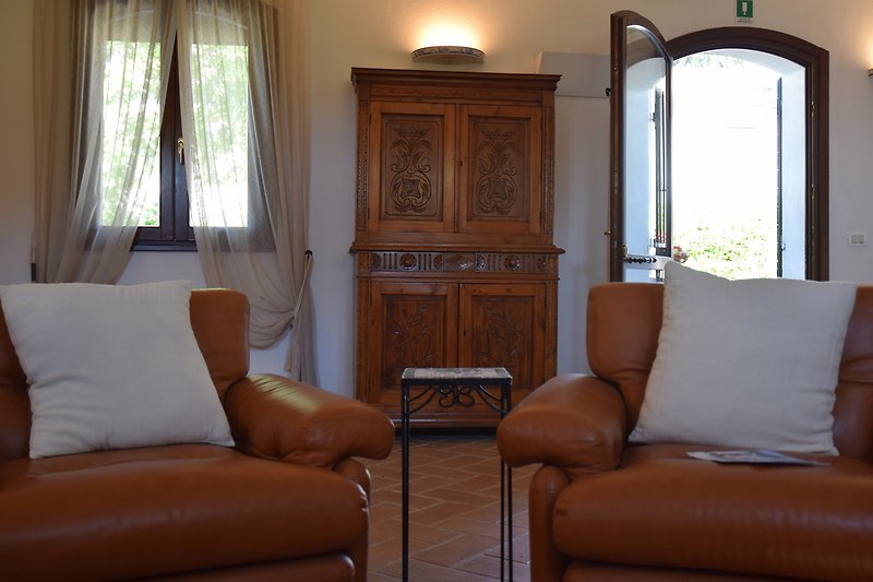 Un soggiorno confortevole con mobili in legno e una finestra luminosa.