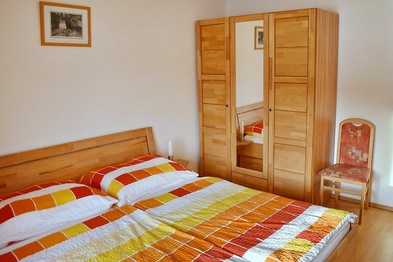 Schlafzimmer mit Holzmöbeln