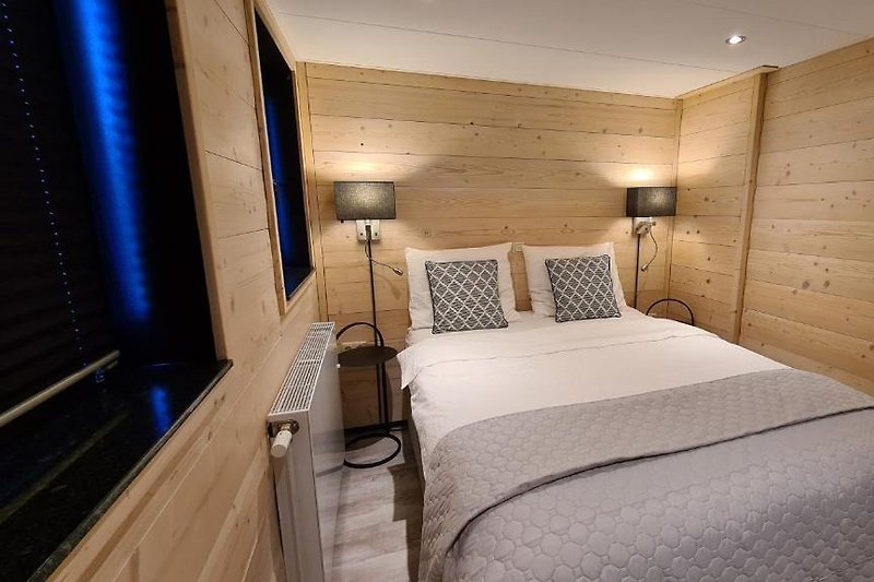 Slaapkamer beneden met tweepersoonsbed van 160x200 centimeter