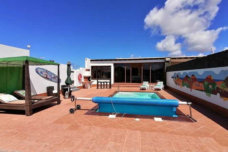 Luxuriöses Ferienhaus mit Pool, und stilvoller Einrichtung.