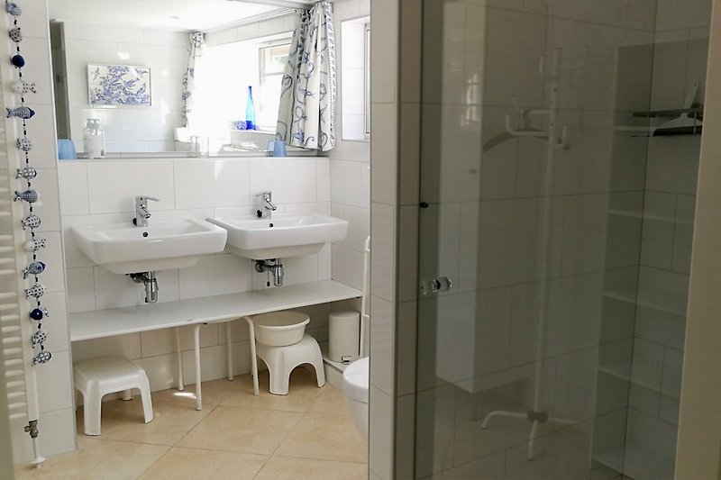 Schönes geräumiges Badezimmer mit doppel Waschbecken, Toilette  und Dusche