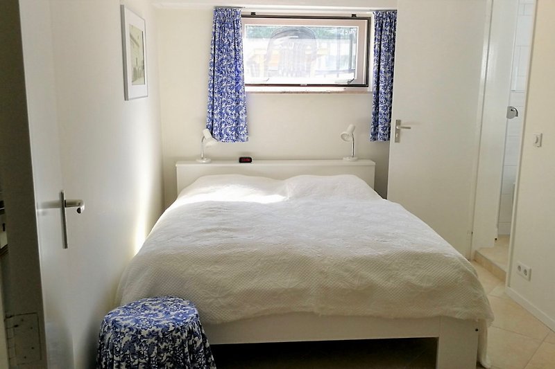 1.  Schlafzimmer mit Doppelbett und eigenes Badezimmer (WC, Douche und Waschtisch)