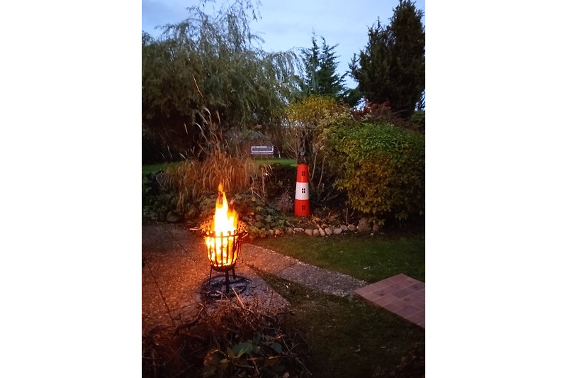 Ein idyllischer Garten mit Feuerstelle
