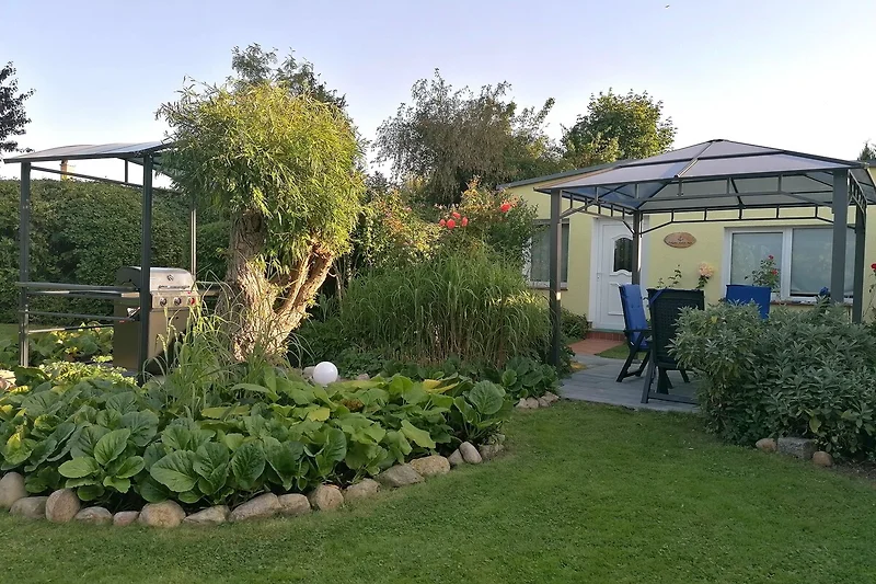 Gemütliches Ferienhaus mit großem Garten und überdachter Terrasse und Grillplatz