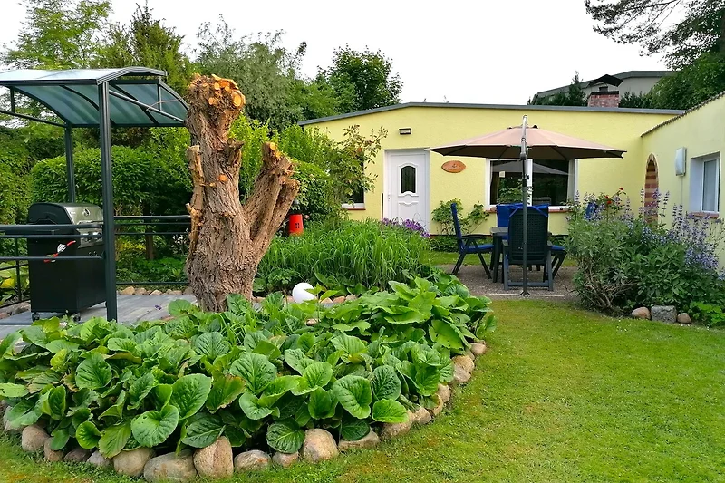 Gemütliches Ferienhaus mit großem Garten, Terrasse und überdachtem Grillplatz