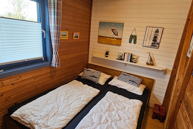 Schlafzimmer mit Doppelbett 2 Einzelmatratzen 80x200 Natürliche Schlafzimmeratmosphäre.