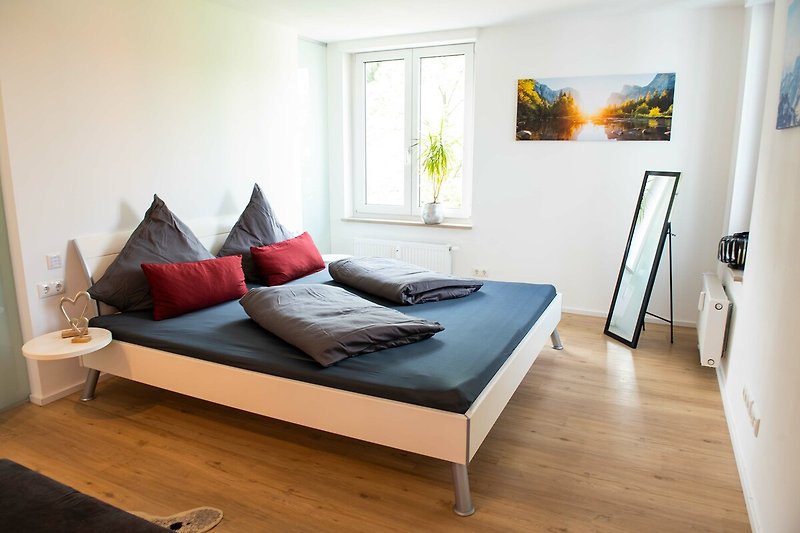 Gemütliches Schlafzimmer mit Holzboden und stilvollem Interieur.