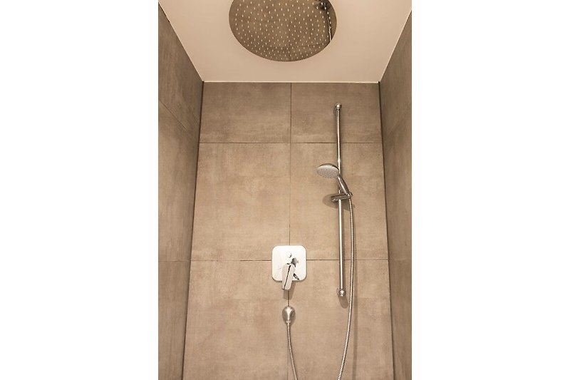Stilvolles Badezimmer mit moderner Dusche und elegantem Design.