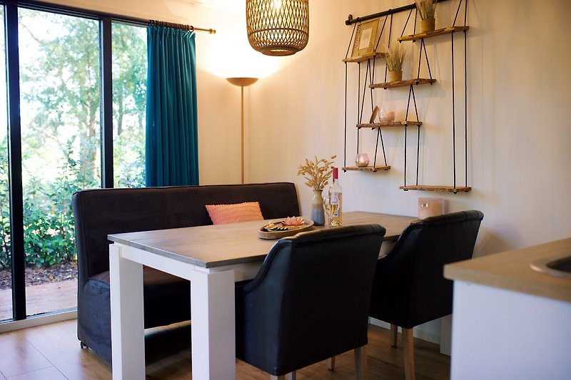 Mooi interieur met meubels, tafel, plant en verlichting.