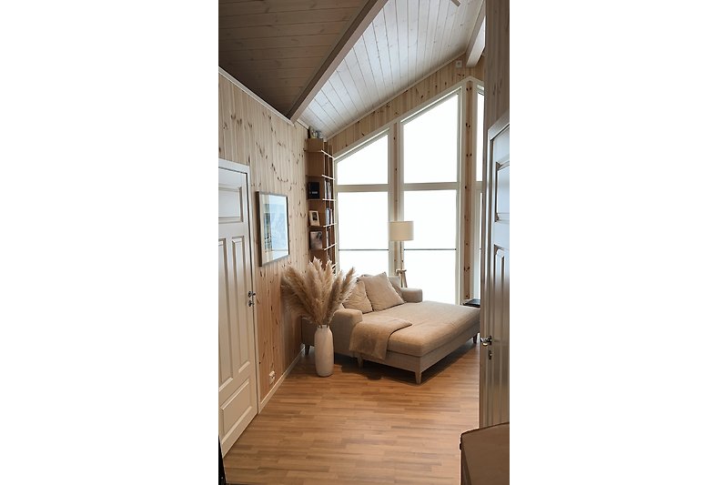 Gemütliches Wohnzimmer mit Holzmöbeln und gemütlicher Einrichtung.