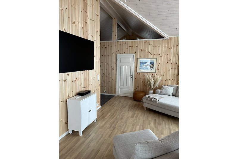 Gemütliche Holzmöbel in einem komfortablen Zimmer.
